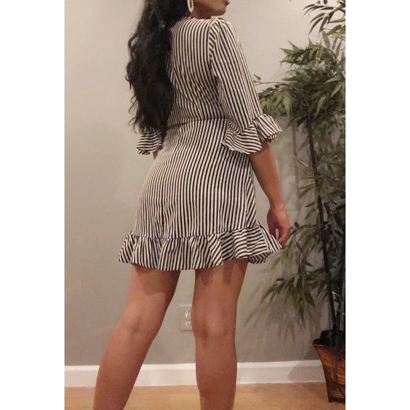 Elegant ruffled dress - Picture 2 of 3